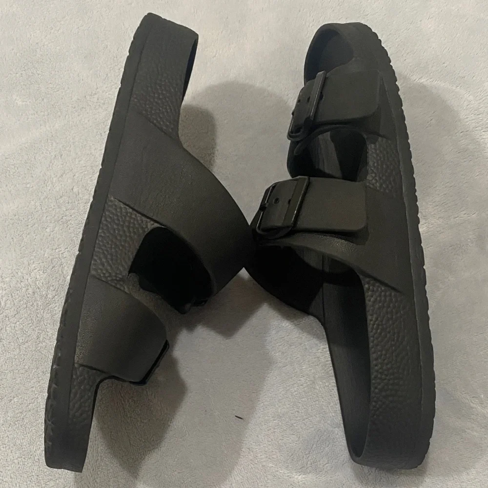 Sleek Black Women's Buckle Sandals - Picture 4 of 5